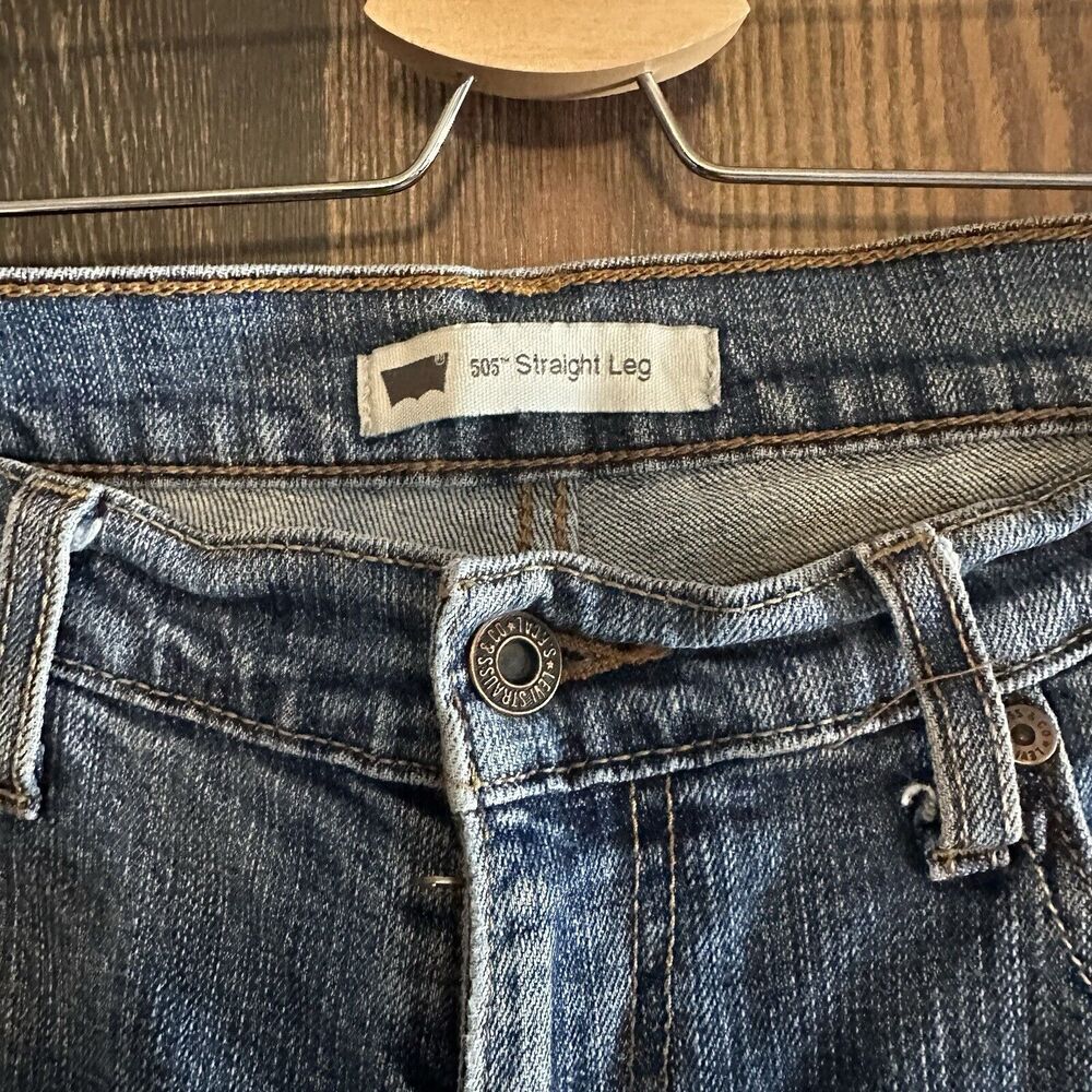 Levi's Men's Straight Jeans in Faded Blue Wash - Picture 2 of 6